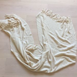 Off white acrylic shawl w fringe new.52x24